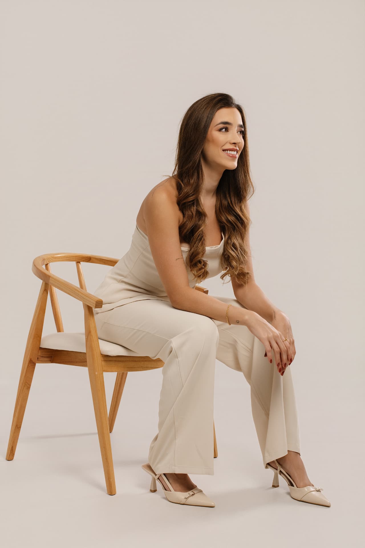 Dra. Vitória Costa em seu estúdio